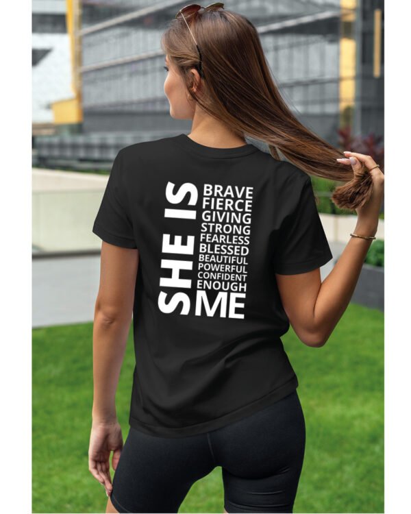 Koszulka Ona to ja, pewność, moc i determinacja – Unisex, edycja White