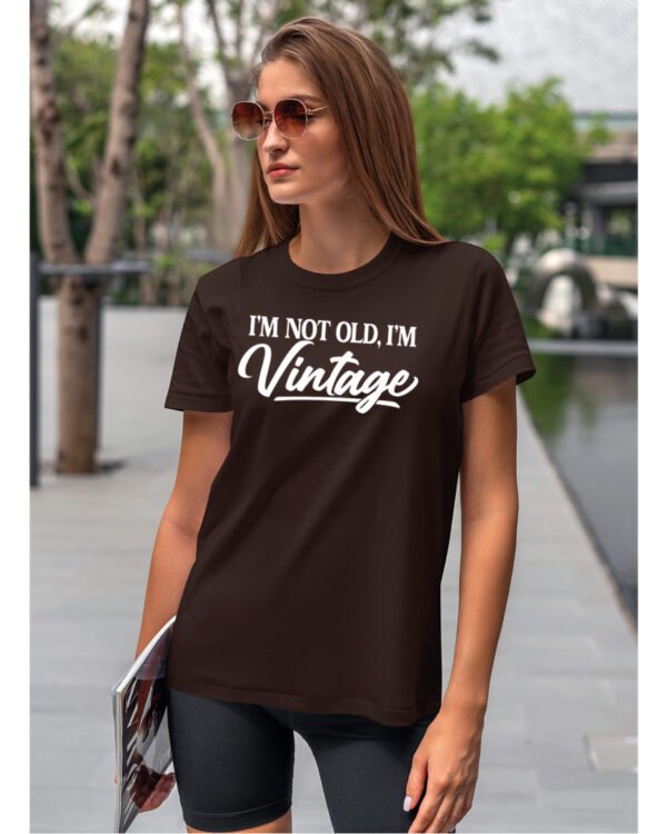 Koszulka Styl retro na co dzień, „I'm not old, I'm vintage” – Unisex, edycja Midnight