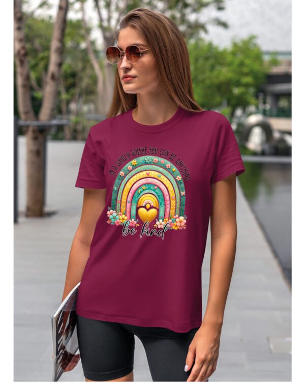 Koszulka Bądź życzliwa „In a world where you can be anything, be kind” – Unisex