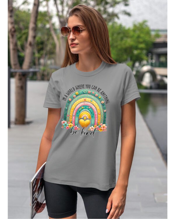 Koszulka Bądź życzliwa „In a world where you can be anything, be kind” – Unisex