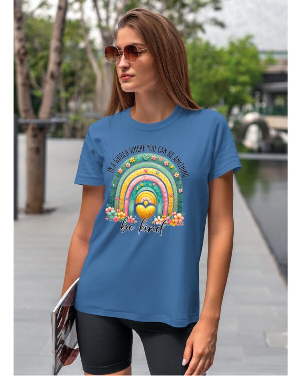 Koszulka Bądź życzliwa „In a world where you can be anything, be kind” – Unisex