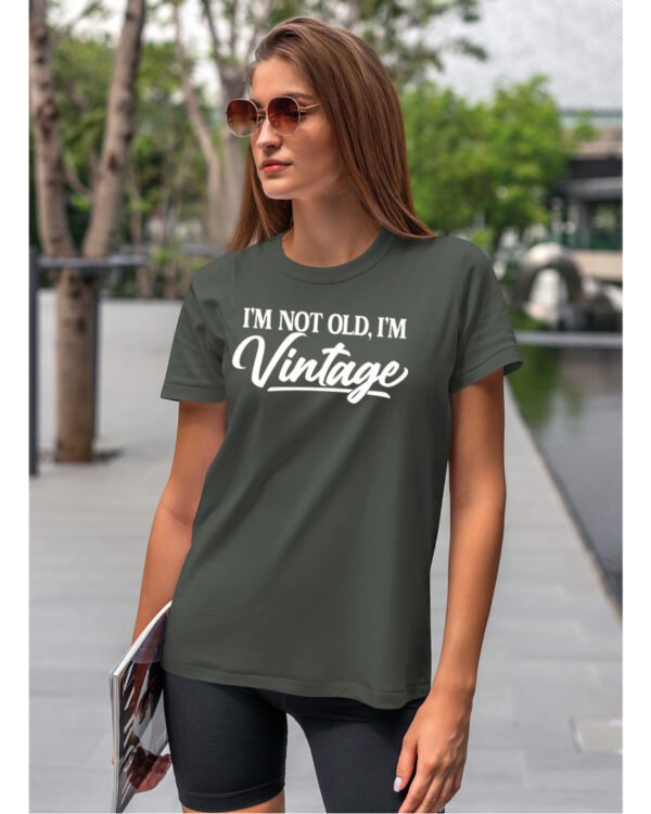 Koszulka Styl retro na co dzień, „I'm not old, I'm vintage” – Unisex, edycja Midnight