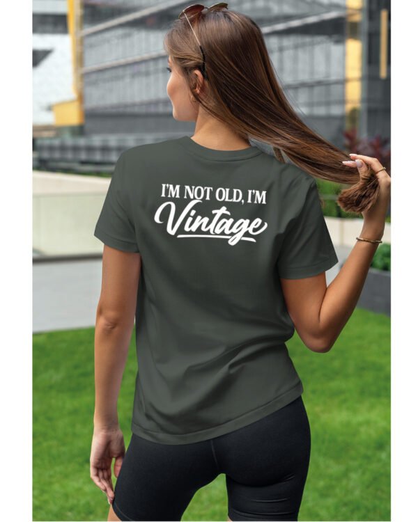 Koszulka Styl retro na co dzień, „I'm not old, I'm vintage” – Unisex, edycja Midnight