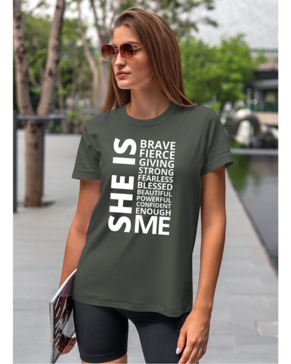 Koszulka Ona to ja, pewność, moc i determinacja – Unisex, edycja White