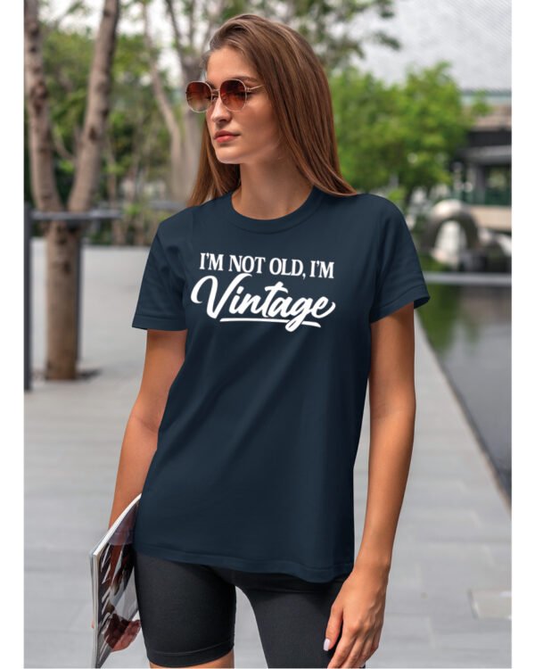 Koszulka Styl retro na co dzień, „I'm not old, I'm vintage” – Unisex, edycja Midnight