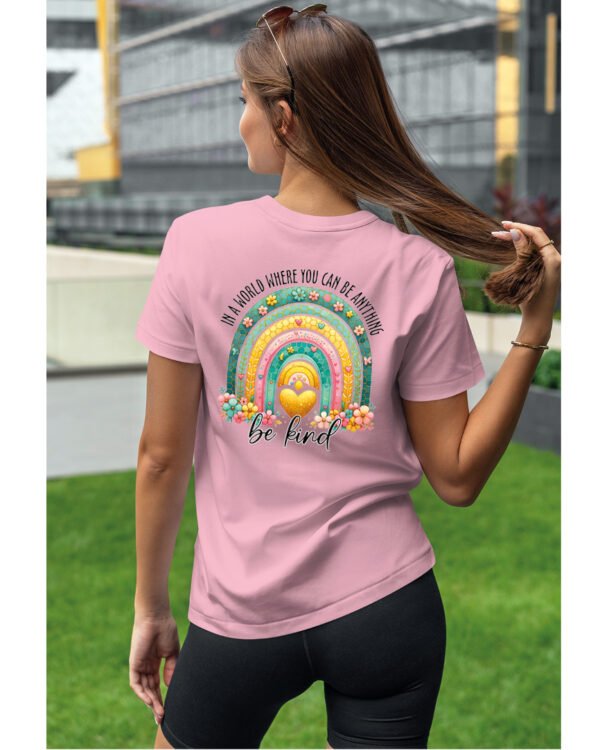 Koszulka Bądź życzliwa „In a world where you can be anything, be kind” – Unisex