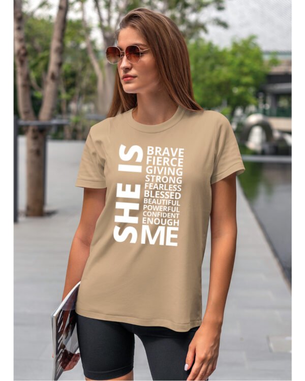 Koszulka Ona to ja, pewność, moc i determinacja – Unisex, edycja White