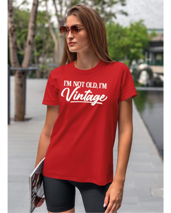 Koszulka Styl retro na co dzień, „I'm not old, I'm vintage” – Unisex, edycja Midnight