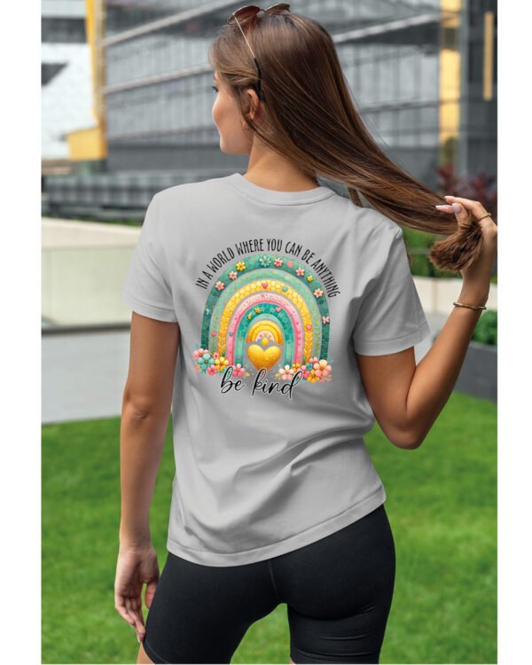 Koszulka Bądź życzliwa „In a world where you can be anything, be kind” – Unisex