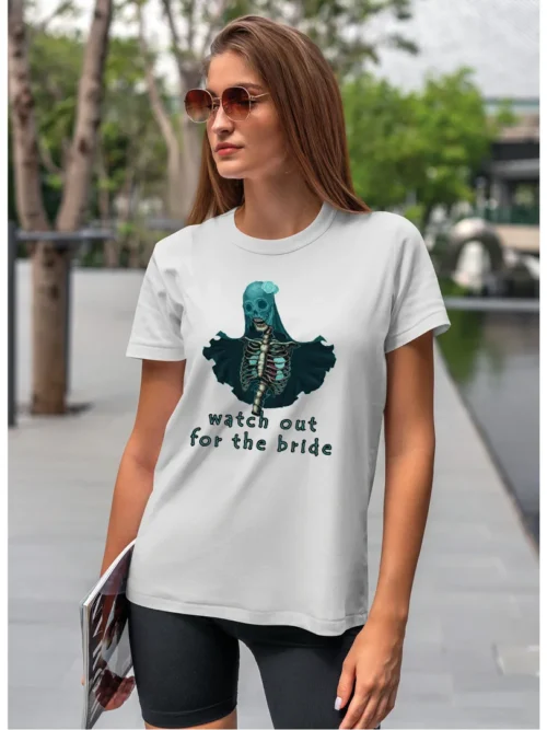 Koszulka unisex panna młoda “Watch out for the bride”, dla niej – wybierz kolor!