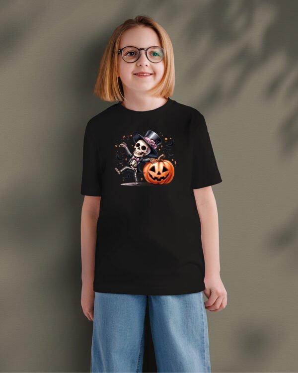 Halloweenowa Koszulka Dziecięca "Tańczący szkielet z dynią" – Wybierz Kolor!