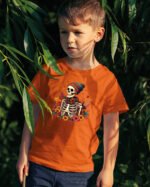 Halloweenowa Koszulka Dziecięca "Jesienny szkielet" – gotowy na zimne dni! – Wybierz Kolor!