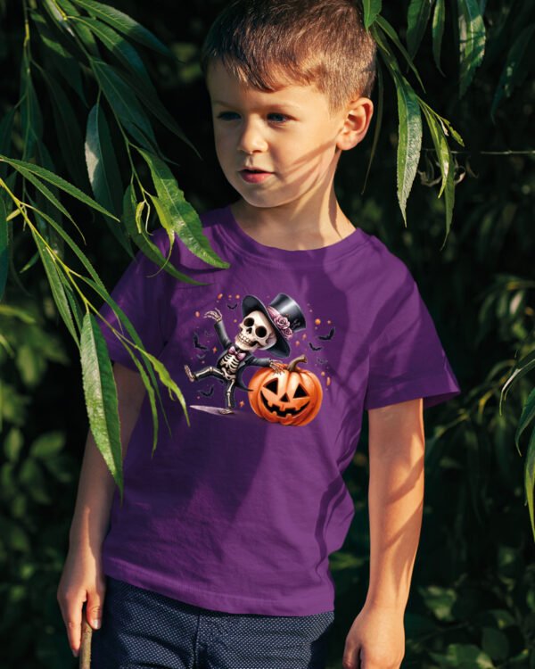 Halloweenowa Koszulka Dziecięca "Tańczący szkielet z dynią" – Wybierz Kolor!