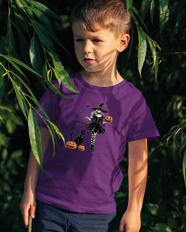 TL TS KID PUR DTF 0709 A BOY Halloweenowa Koszulka Dziecięca "Czarownica rzuca zaklęcie" – magia – Wybierz Kolor!