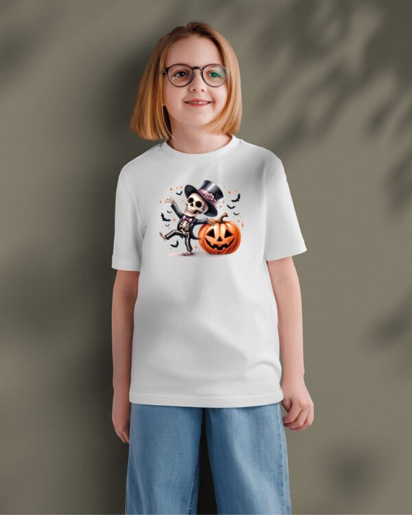 Halloweenowa Koszulka Dziecięca "Tańczący szkielet z dynią" – Wybierz Kolor!