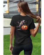 Halloweenowa Koszulka Unisex "Szkieletor i Dynia" – Wybierz Kolor!