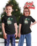Świąteczna Koszulka Dziecięca “Wesoły Krasnal z Tabliczką Merry Christmas”