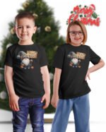 Świąteczna Koszulka Dziecięca “Mikołajkowy Krasnal Merry and Bright” – Uśmiech na Święta!