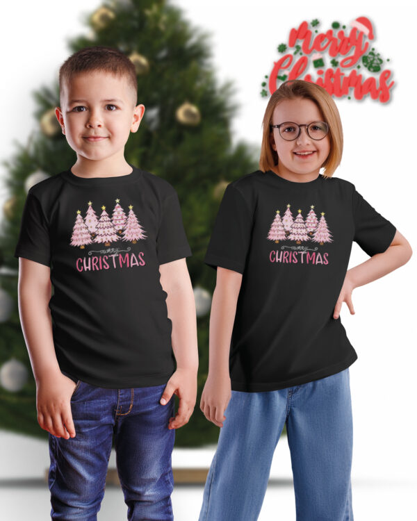 TL TS UNI CAR PRI 0764 A KIDS Świąteczna Koszulka Dziecięca “Różowe Choinki – Merry Christmas”