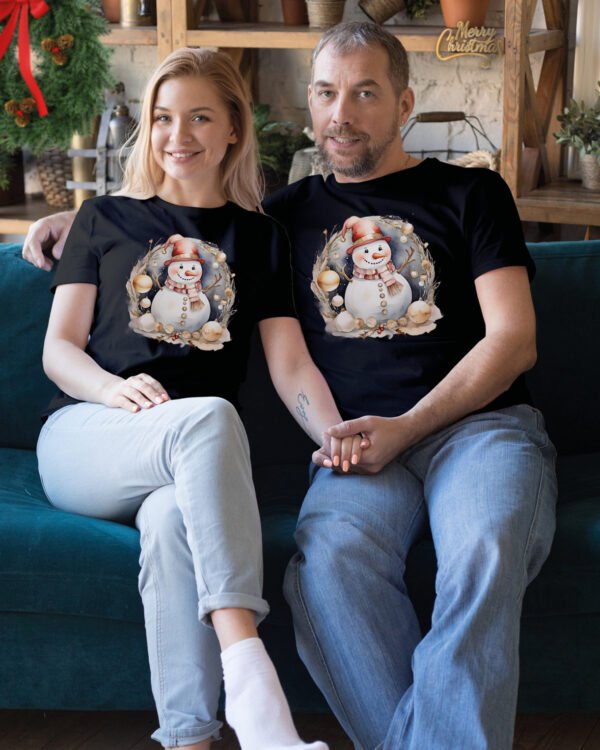 Świąteczna Koszulka “Bałwanek w Świątecznej Girlandzie” - Unisex