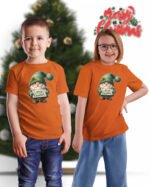Świąteczna Koszulka Dziecięca “Wesoły Krasnal z Tabliczką Merry Christmas”