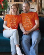Świąteczna Koszulka “Choinka z Kolorowych Lampek”  – Unisex