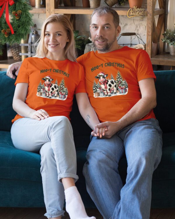 Świąteczna Koszulka “Moo-y Christmas – Świąteczna Krówka" – Unisex