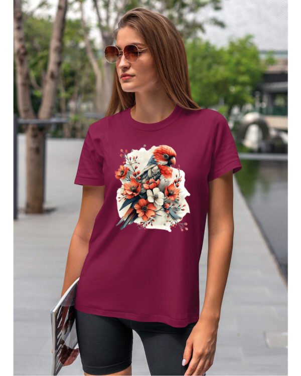 Koszulka Egzotyczny Urok Natury <br>Papuga w Kwiatowym Otoczeniu - Unisex, dla niej
