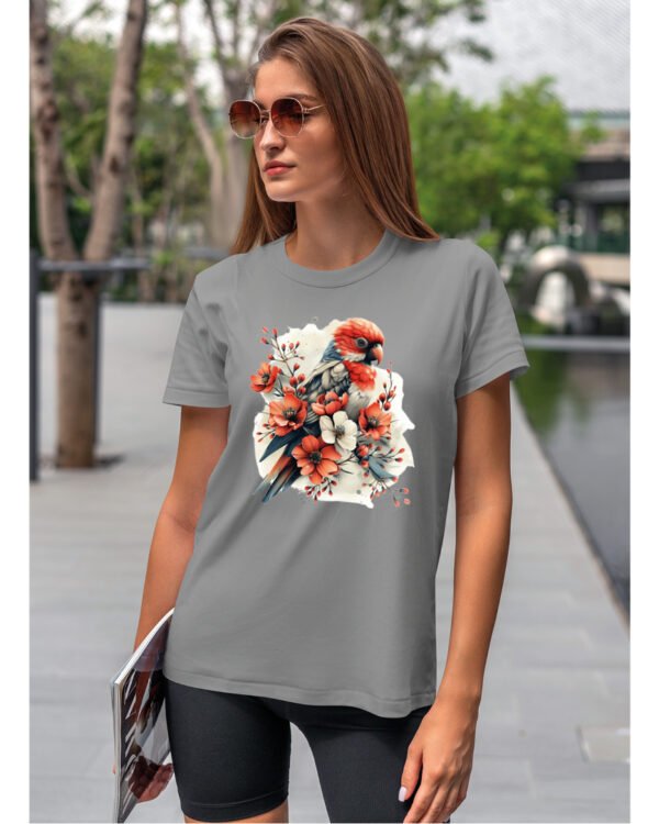 Koszulka Egzotyczny Urok Natury <br>Papuga w Kwiatowym Otoczeniu - Unisex, dla niej