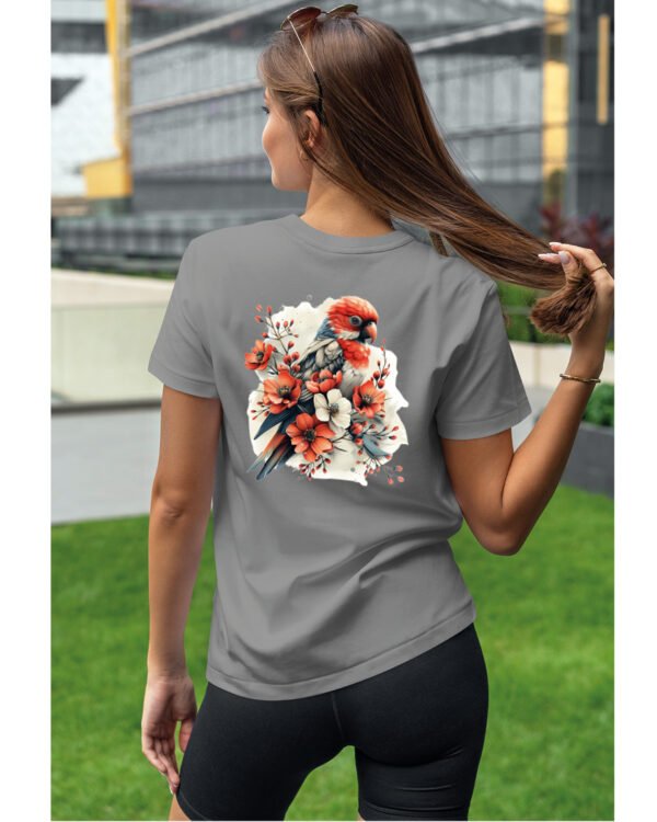 Koszulka Egzotyczny Urok Natury <br>Papuga w Kwiatowym Otoczeniu - Unisex, dla niej
