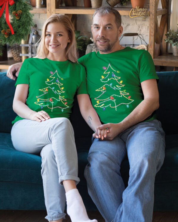 Świąteczna Koszulka “Choinka z Kolorowych Lampek”  – Unisex