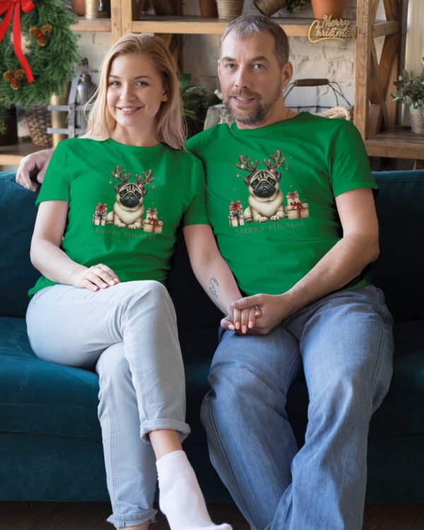 Świąteczna Koszulka “Merry Pugmas – Świąteczny Mops” – Unisex