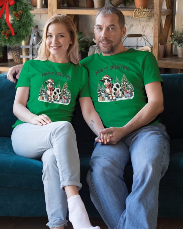 Świąteczna Koszulka “Moo-y Christmas – Świąteczna Krówka" – Unisex
