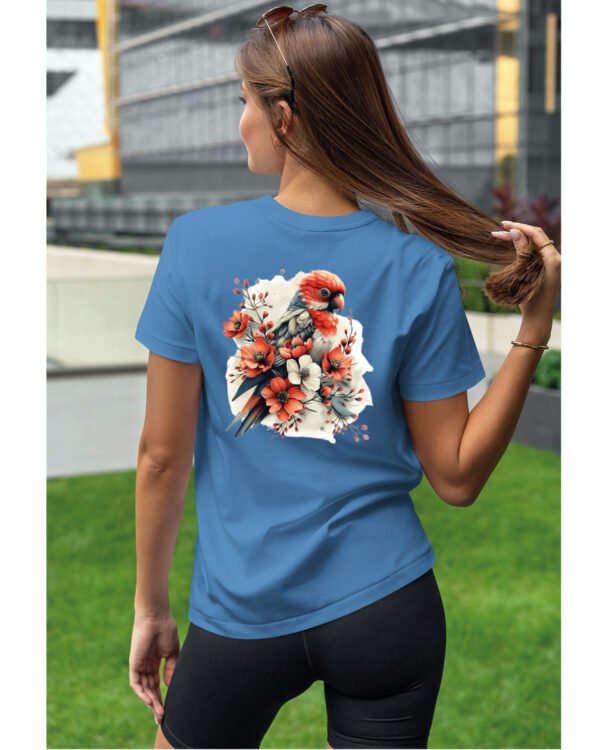 Koszulka Egzotyczny Urok Natury <br>Papuga w Kwiatowym Otoczeniu - Unisex, dla niej