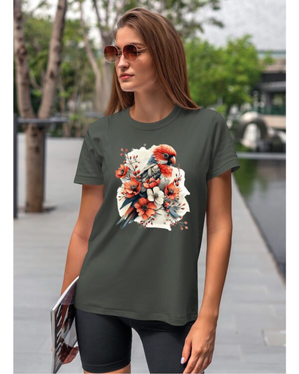 Koszulka Egzotyczny Urok Natury <br>Papuga w Kwiatowym Otoczeniu - Unisex, dla niej