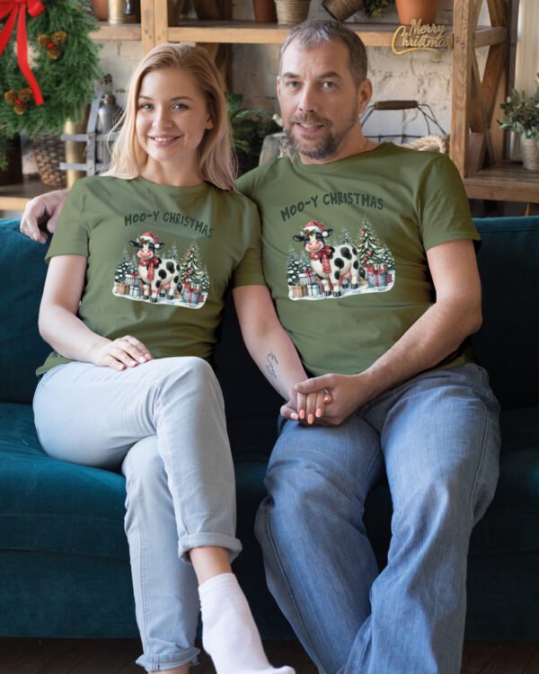 Świąteczna Koszulka “Moo-y Christmas – Świąteczna Krówka" – Unisex