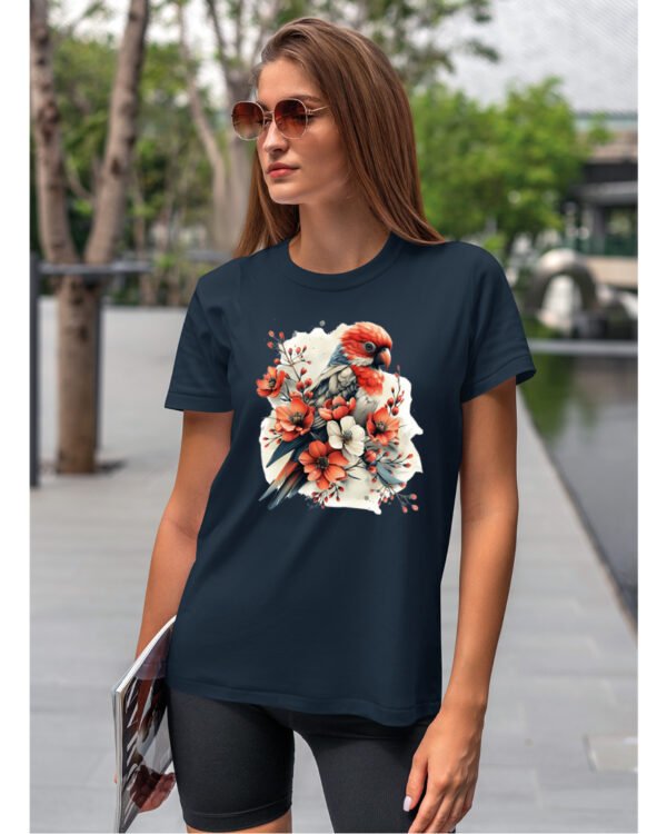 Koszulka Egzotyczny Urok Natury <br>Papuga w Kwiatowym Otoczeniu - Unisex, dla niej