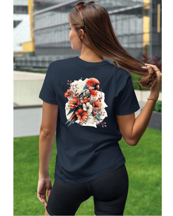 Koszulka Egzotyczny Urok Natury <br>Papuga w Kwiatowym Otoczeniu - Unisex, dla niej