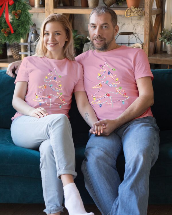 Świąteczna Koszulka “Choinka z Kolorowych Lampek”  – Unisex