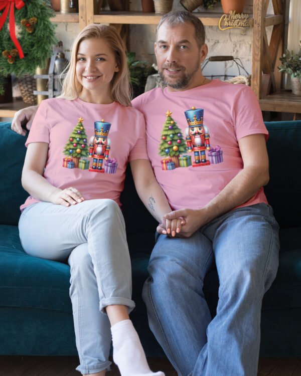Świąteczna Koszulka “Dziadek do Orzechów i Choinka” – Unisex