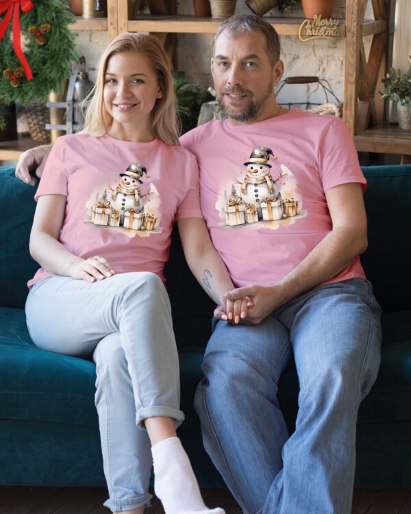 Świąteczna Koszulka “Bałwanek i Prezenty” – Unisex