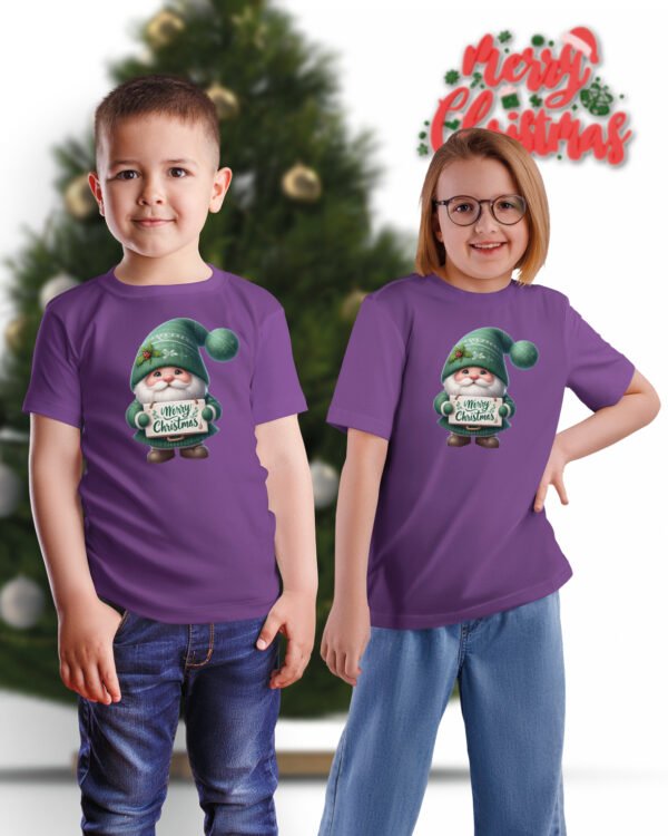Świąteczna Koszulka Dziecięca “Wesoły Krasnal z Tabliczką Merry Christmas”