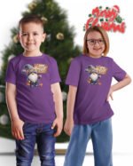 Świąteczna Koszulka Dziecięca “Mikołajkowy Krasnal Merry and Bright” – Uśmiech na Święta!