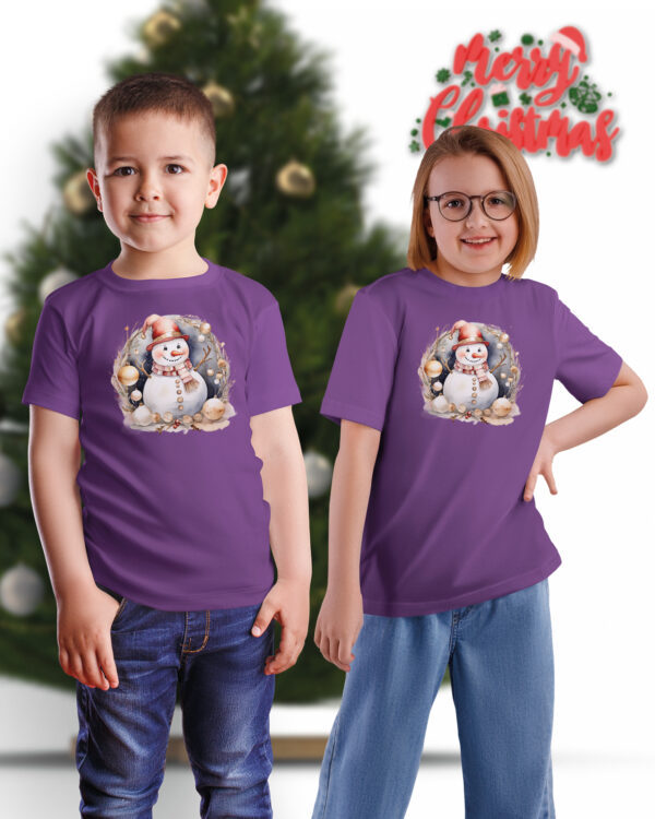 TL TS UNI PUR PRI 0772 A KIDS Świąteczna Koszulka Dziecięca “Bałwanek w Świątecznej Girlandzie”