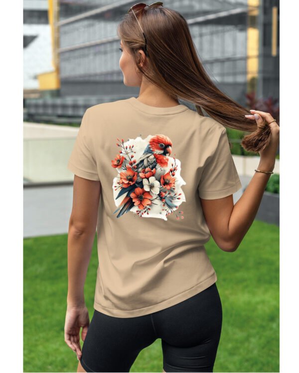 Koszulka Egzotyczny Urok Natury <br>Papuga w Kwiatowym Otoczeniu - Unisex, dla niej