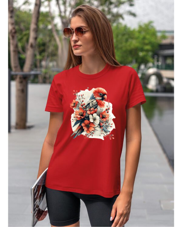 Koszulka Egzotyczny Urok Natury <br>Papuga w Kwiatowym Otoczeniu - Unisex, dla niej
