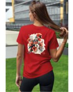 Koszulka Egzotyczny Urok Natury <br>Papuga w Kwiatowym Otoczeniu - Unisex, dla niej