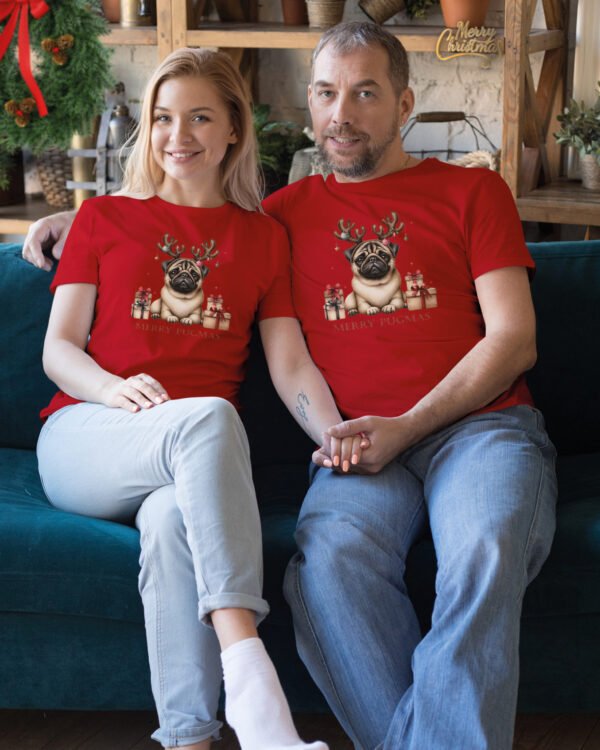 Świąteczna Koszulka “Merry Pugmas – Świąteczny Mops” – Unisex