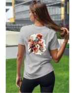 Koszulka Egzotyczny Urok Natury <br>Papuga w Kwiatowym Otoczeniu - Unisex, dla niej
