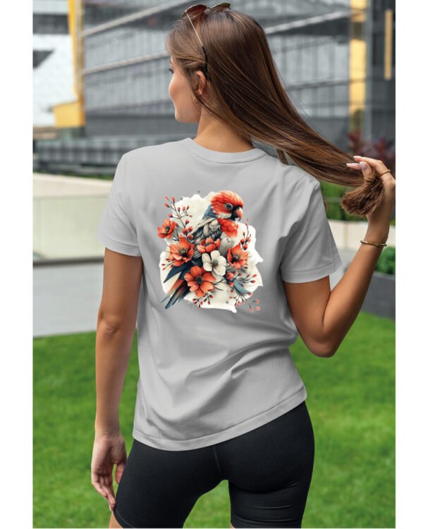 Koszulka Egzotyczny Urok Natury <br>Papuga w Kwiatowym Otoczeniu - Unisex, dla niej